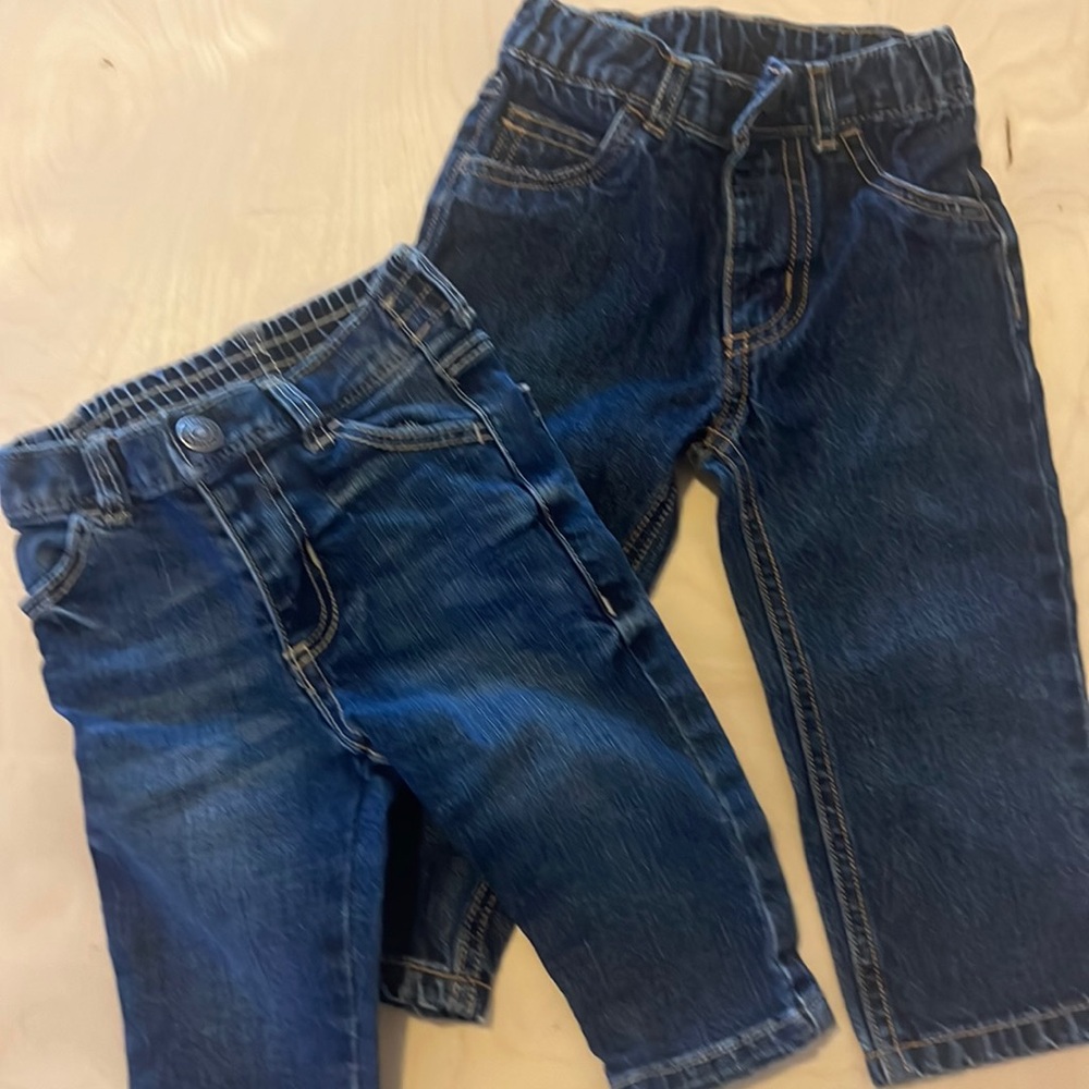 6-12 months Old Navy jeans - like new
12 months old navy jeans - like new